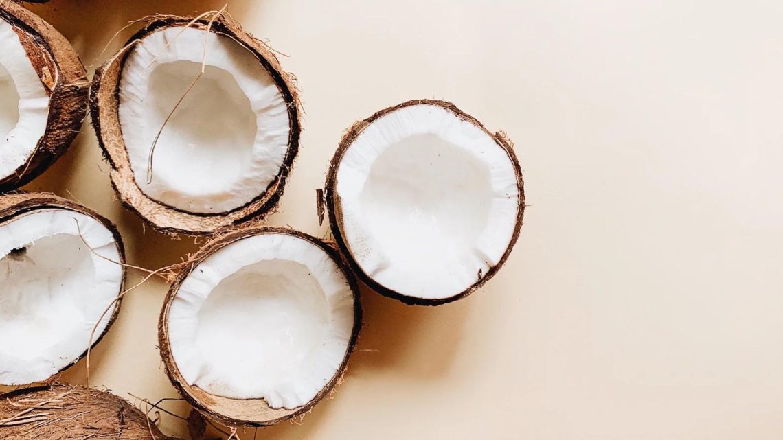 découvrez tout ce qu'il faut savoir sur la date de péremption de l'huile de coco. apprenez à conserver ce précieux produit et à reconnaître quand il n'est plus bon à utiliser pour garantir sa qualité et son efficacité.